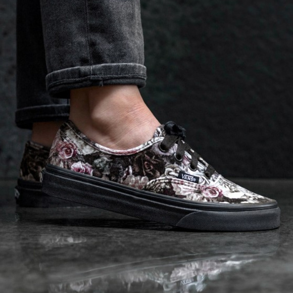 🆕 VANS Velvet Printed Sneakers - Picture 3 of 6